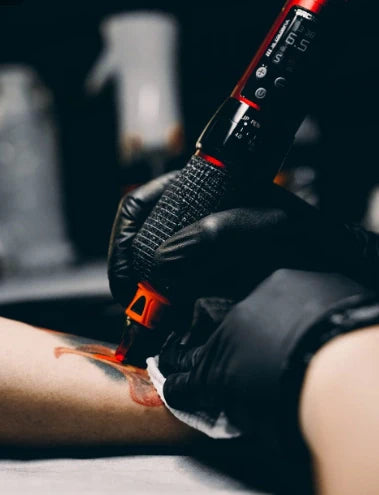 What Is the Right Way to Hold a Tattoo Gun with Magnum Needles